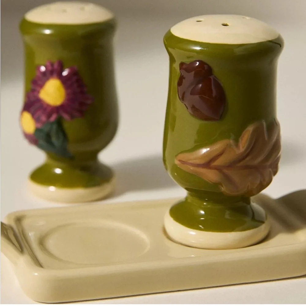NWT Anthropologie The Faye Icon Stoneware Salt & Pepper Shaker Set